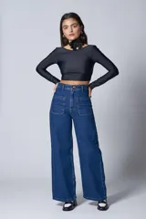 Pantalón jean de tiro alto, corte wide leg, color azul oscuro. Confeccionado con algodón 100% reciclado, con bolsillos cuadrados en delantero y espalda.