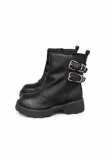 Botas cortas de cuero vegano color negro, con suela track gruesa y dos correas laterales con hebillas metálicas decorativas.
