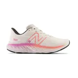 Championes de running New Balance modelo EVOZ, color rosa claro con detalles en rosa y verde.