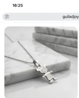 Collar de cadena fina con dije de acero italiano en forma de niña con diseño grabado.