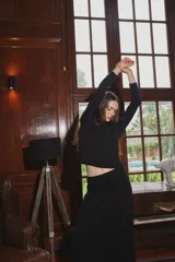 Sweater de tejido acanalado en color negro, con detalles de terminación en color bordó en el cuello, puños y ruedo. Presenta un diseño de corte clásico y manga larga.