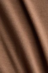 Top de manga larga de punto suave color marrón, con escote bote y frunces en los laterales.
