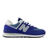 Championes New Balance 574, color azul con detalles en gris y blanco. Confeccionados en gamuza y malla, con logo "N" característico en los laterales y entresuela ENCAP.