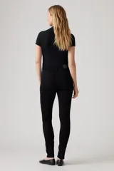 Jeans ajustados de tiro medio, color negro, con tecnología Tummy-Slimming que comprime el abdomen y Levi's® Sculpt Hyper Soft.