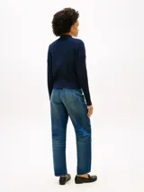 Sweater azul marino de punto trenzado de puro algodón, con cuello tipo polo, hombros caídos y cierre frontal de cuatro botones dorados.