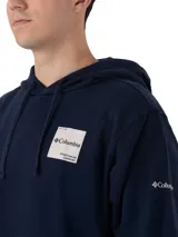 Hoodie Columbia Beaumount color azul marino, con capucha ajustable con cordón, bolsillo tipo canguro y parche cuadrado con logo en el pecho.