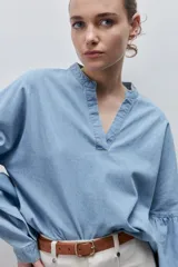 Blusa de denim de algodón con escote en V y cuello mao, de calce amplio y mangas largas con detalle fruncido.