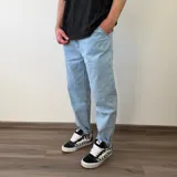 Jean slouchy de corte ancho y relajado, con tiro medio y acabado ligeramente deslavado en tono celeste claro.