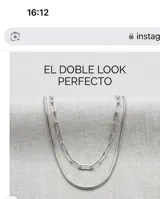 Collar doble de plata 925 compuesto por una cadena de eslabones rectangulares y una cadena tipo serpiente o colita de ratón.