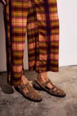 Pantalón de tiro medio y calce recto, confeccionado en poliéster con estampado de cuadros escoceses en tonos burdeos, mostaza, verde oliva y rosado.