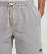 Bermuda de sarga con estampa rayada en color gris, de corte recto y largo por encima de la rodilla. Posee cintura elástica ajustable mediante cordón blanco y bolsillos laterales.