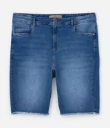 Bermuda ciclista de jean azul de tiro alto con terminación deshilachada.