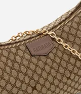 Cartera tipo baguette Satinato de tamaño pequeño, con estampado geométrico en tonos marrón y tostado. Cuenta con cierre superior, asa ajustable de cuero sintético y una cadena decorativa dorada en el frente.