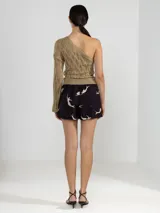Shorts de viscosa con estampado de flores y rayas verticales, cintura elastizada, pliegues al frente y bolsillos laterales.