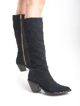 Bota de caña media de cuero vacuno color negro, con forro y plantilla de cuero, suela de caucho antideslizante y taco de 7 cm.