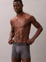 Pack de tres bóxers tipo boxer brief de Calvin Klein, con cintura elástica distintiva de la marca. Incluye una unidad azul, una blanca y una gris.