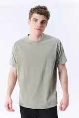Remera de manga corta color gris con efecto lavado, cuello redondo y corte holgado.
