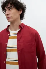 Camisa celeste de manga larga con bolsillo en el pecho.