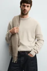 Jersey de punto de cashmere con corte regular fit, cuello redondo y manga larga. Presenta acabados en rib en puños y ruedo.