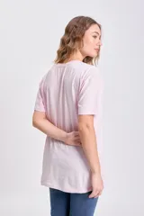 Remera oversize de manga corta, color rosa claro, con estampado frontal de Stitch (personaje de Disney) en color azul.