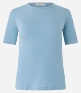 Remera celeste de algodón con cuello redondo y mangas cortas.