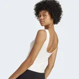 Musculosa blanca de corte ajustado, cuello cuadrado y breteles anchos.