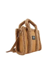 Cartera tipo tote bag de Las Oreiro, confeccionada en material efecto gamuza color beige con detalles de textura tipo corderito en las asas y bordes. Incluye un parche frontal con el logo de la marca y correa ajustable.