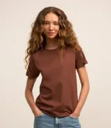 Remera t-shirt de media malla color marrón, con cuello redondo y mangas cortas dobladas.