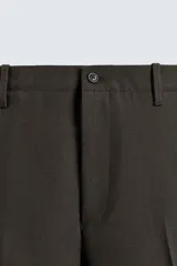 Pantalón de corte regular fit confeccionado en lana de origen italiano. Presenta bolsillos laterales, bolsillo cerillero frontal, bolsillos traseros de vivo y cierre frontal con cremallera y botón.