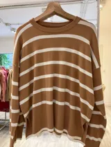 Sweater rojo con rayas horizontales blancas, de corte holgado y mangas largas.