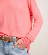 Suéter de punto color celeste, con cuello redondo y mangas largas.