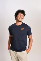 Remera de algodón color azul marino, de corte clásico y cuello redondo, con pequeño estampado frontal en color naranja.