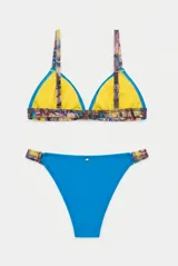 Conjunto de bikini azul con tirantes y detalles de banda estampada multicolor, y forro interior en tono verde lima.