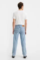 Pantalón de jean celeste de corte recto, con tiro medio y cierre de botones.