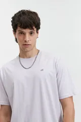 Remera básica de algodón color blanco, con escote redondo, mangas cortas y detalle de logo bordado en el pecho.