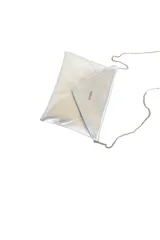 Cartera tipo sobre color plateado con acabado metalizado, solapa frontal en punta y diseño estructurado ideal para fiestas y eventos formales.