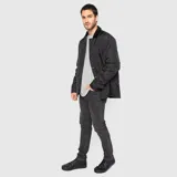 Chaqueta acolchada de diseño romboidal en color negro, con cuello camisero de textura aterciopelada y cierre frontal mediante botones a presión.