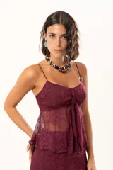 Top de encaje color bordó con breteles finos, diseño con nudo frontal y transparencia.