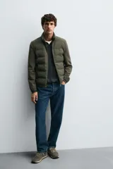 Zapatilla deportiva de hombre confeccionada en piel con acabado de serraje. Presenta un diseño de paneles combinados, cierre con cordones y suela dentada.