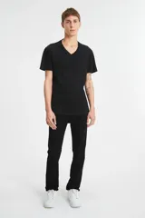 Jean de denim negro, tiro medio, corte skinny, ajustado en muslos y tobillos, con cierre de cremallera y alto stretch.