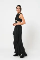 Vestido corto negro con lurex, escote en V, corte asimétrico y detalle cut-out en la cintura.