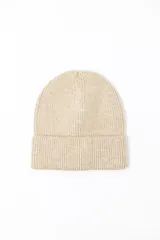 Gorro de punto con diseño acanalado y borde doblado, en color visón.