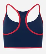 Top deportivo Get Over de corte nadador, confeccionado en microfibra azul marino con detalles en color rojo en los bordes y breteles. Presenta escote en U y copas integradas.
