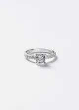 Anillo de plata 925 con diseño de banda pavé de zirconias y una zirconia central de mayor tamaño engastada en cuatro garras.