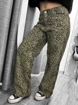 Pantalón de jean con estampado animal print de leopardo en tonos marrones y negros, corte recto y tiro alto.