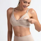 Soutién maternal de algodón color beige, con diseño de doble capa, detalles de puntilla en el escote y broches en los breteles para facilitar la lactancia.
