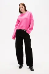 Sweater de tejido de punto color fucsia, con cuello redondo, mangas largas y diseño holgado de corte cropped.