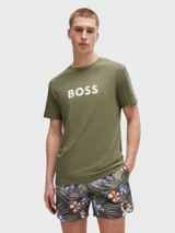 Remera de algodón color verde oliva, con cuello redondo, mangas cortas y logo de la marca estampado en el frente en color blanco.