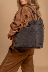 Cartera capitoneada color beige, con diseño geométrico y asa resistente. Amplia y cómoda, ideal para el uso diario.