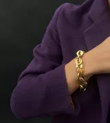 Pulsera de eslabones gruesos y redondeados con acabado pulido brillante, fabricada en acero inoxidable con chapado en oro 18k.